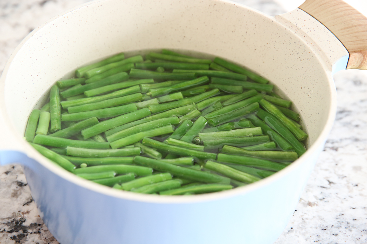 green beans in pot of water