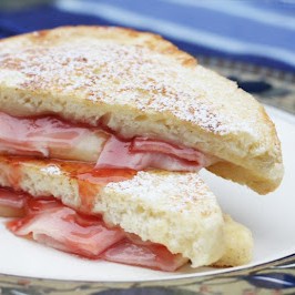 A Monte Cristo Sandwich on a plate.