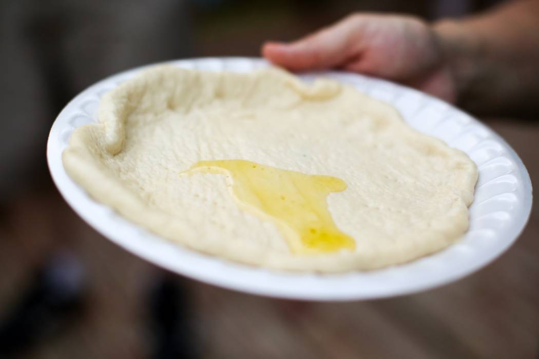 olive oil on pizza dough