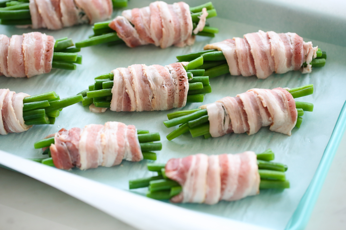 green beans wrapped in bacon slices