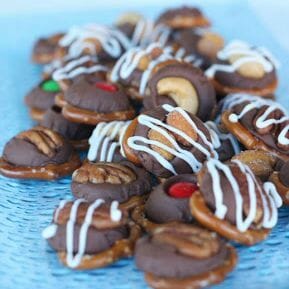 These pretzel turtles are both super easy and super delish!