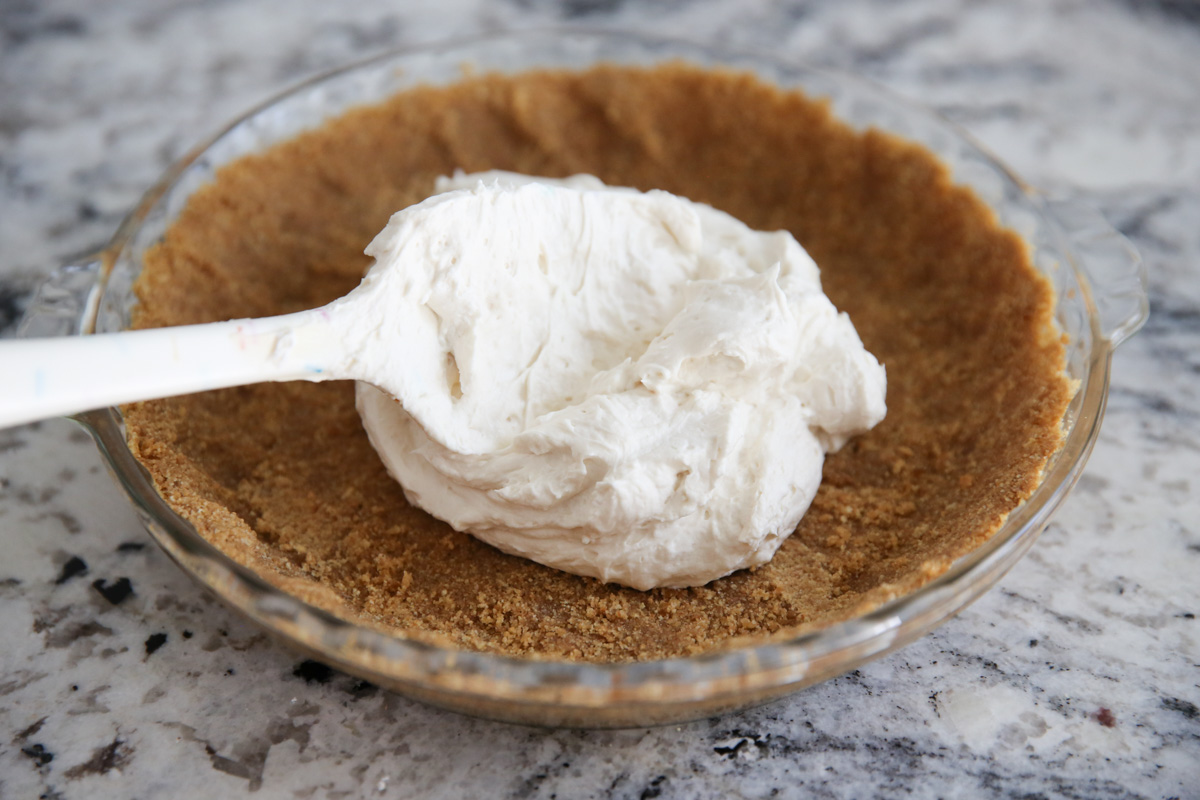 filling pie crust with cream