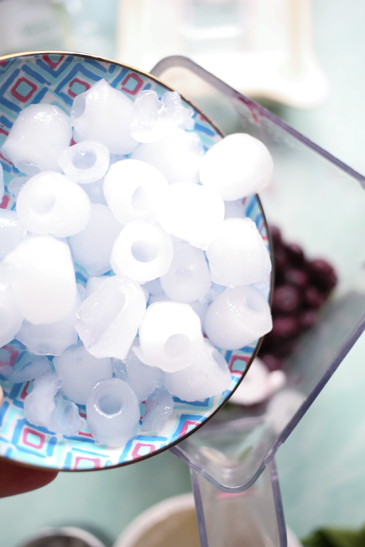 adding ice to smoothie