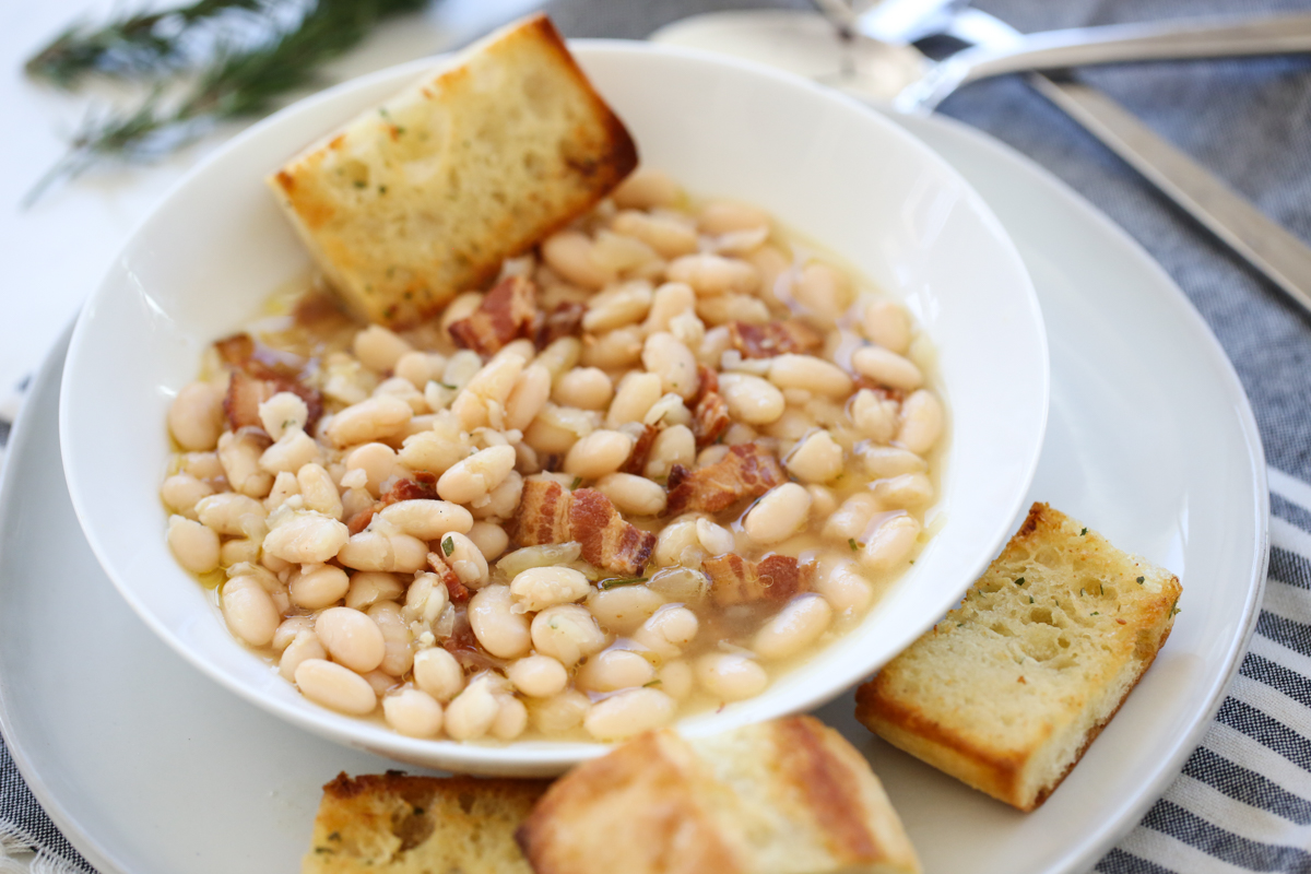 White beans in a bowl with garlic bread