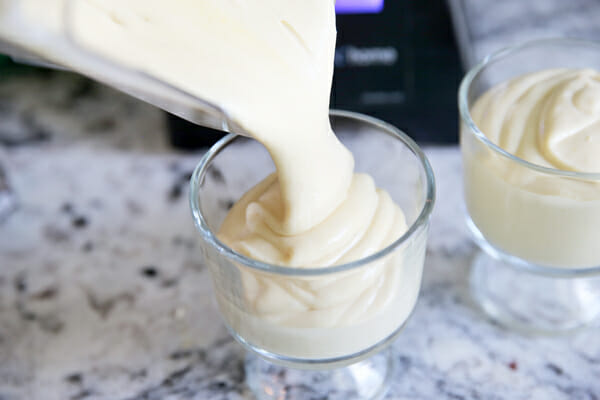 Pouring Mousse De Maracuja