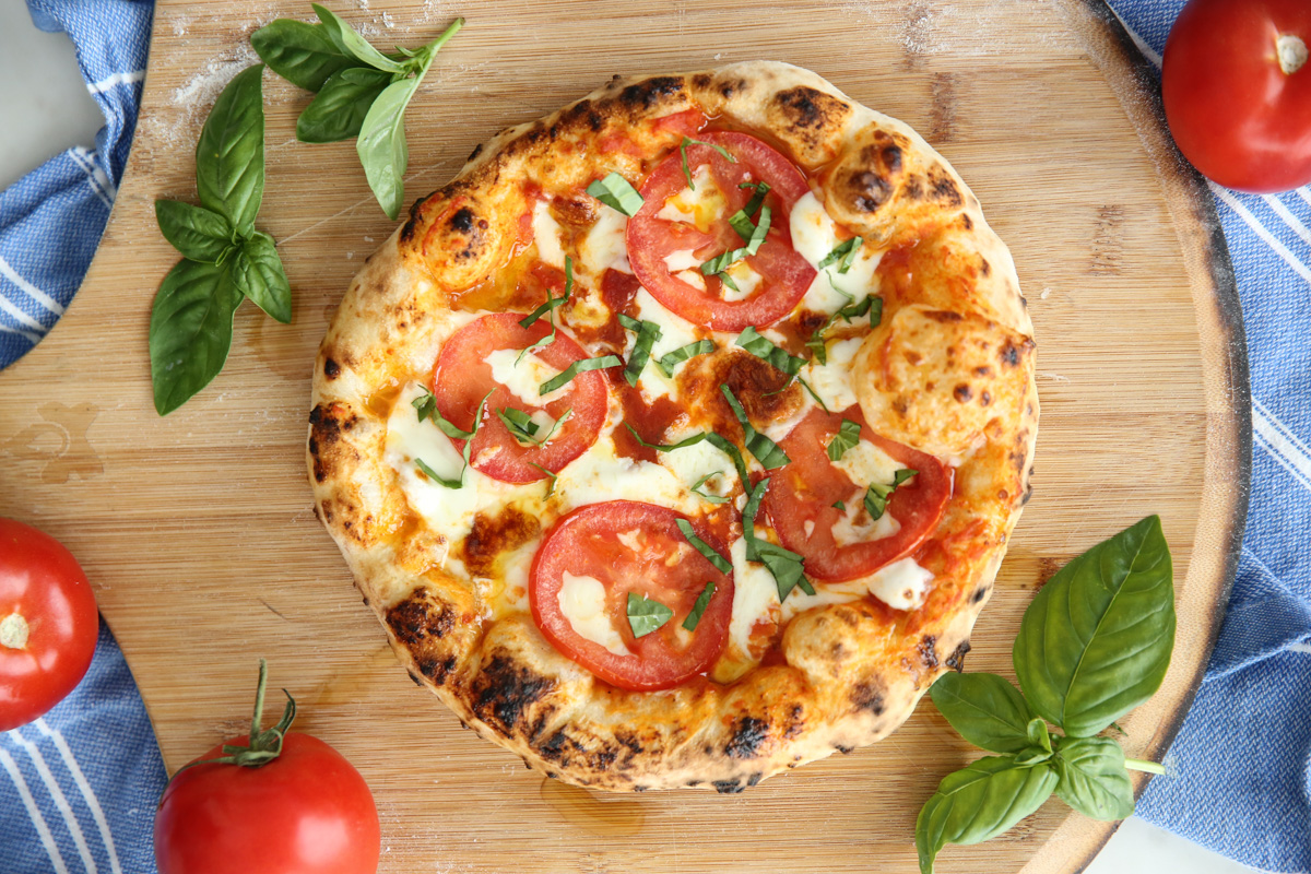 Cooked pizza with tomatoes and mozarella
