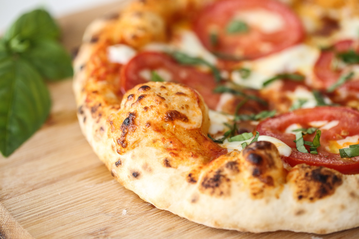 Cooked pizza with tomatoes and mozarella