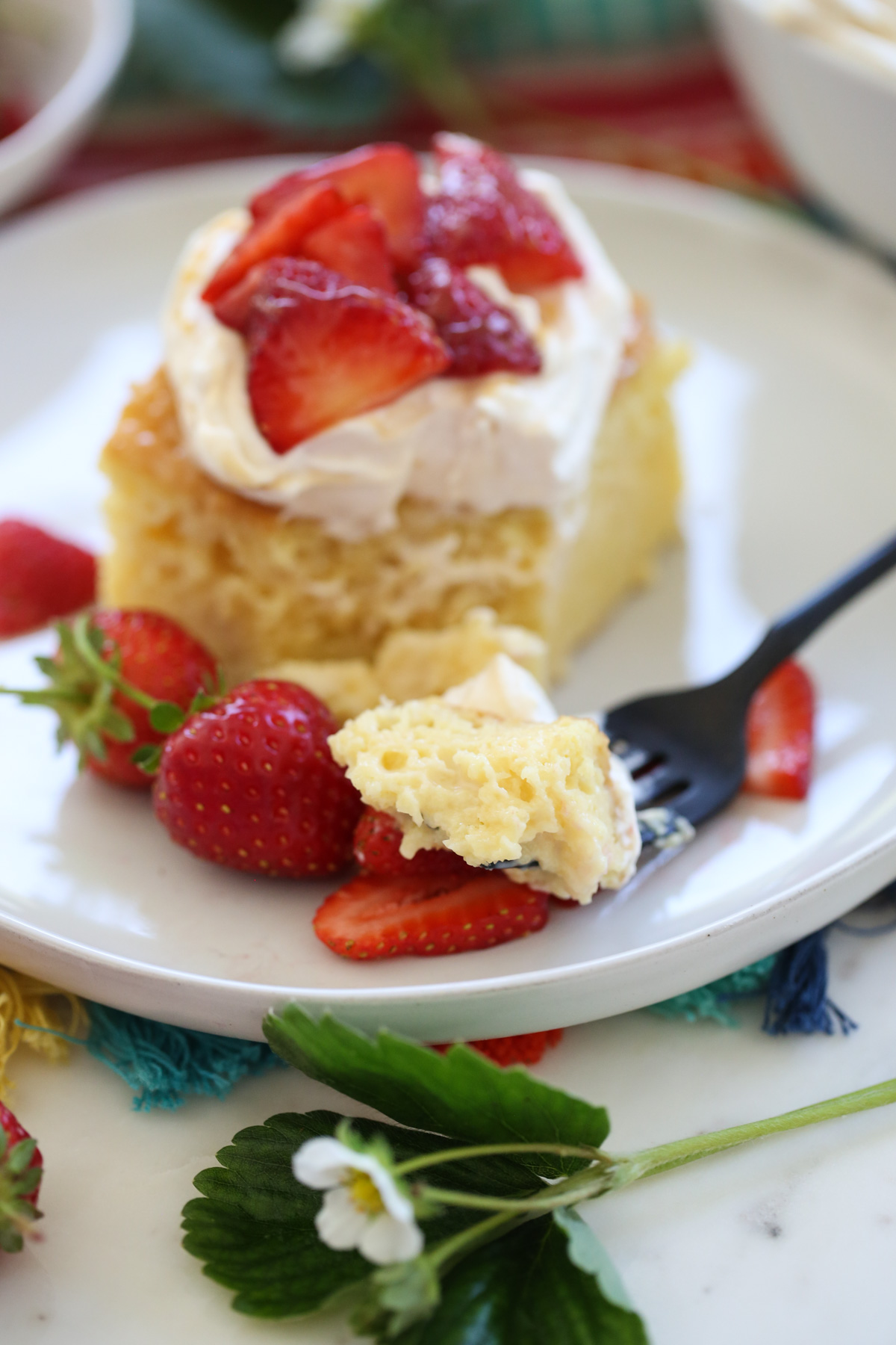 tres leches cake with strawberriews