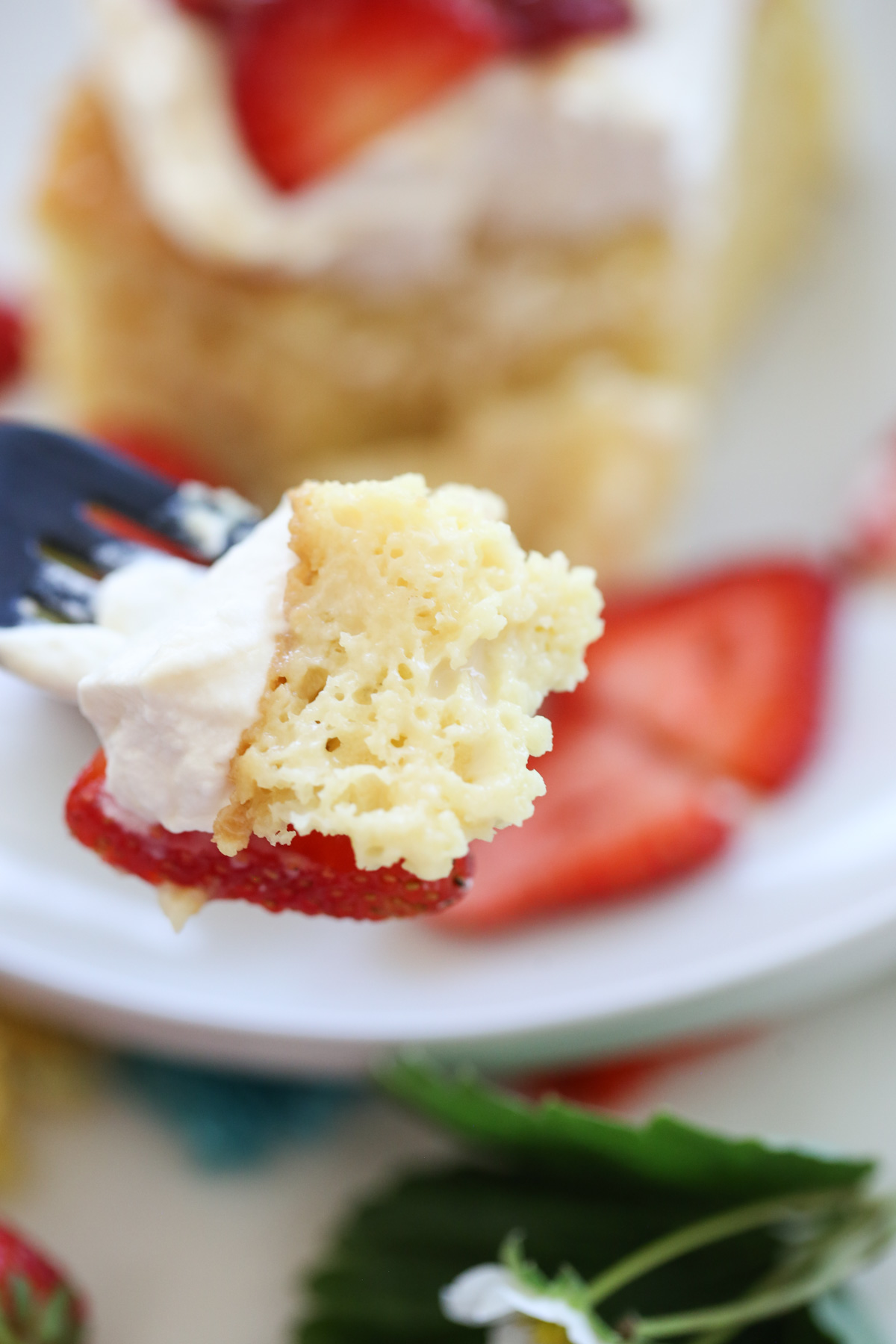 tres leches cake with strawberriews