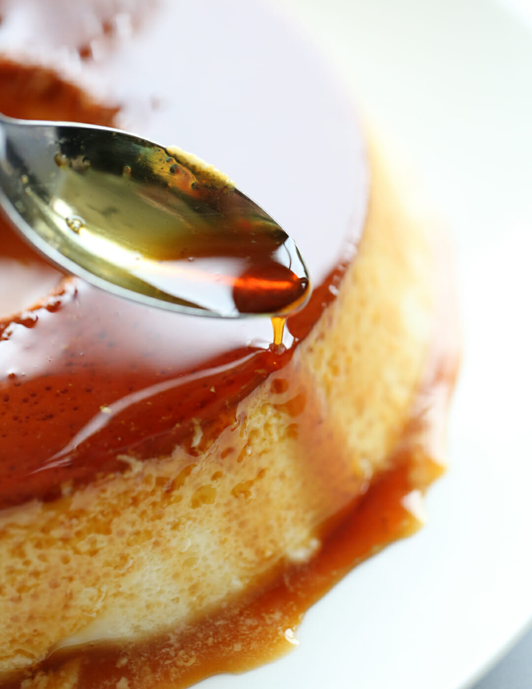 drizzling sugar on brazilian flan