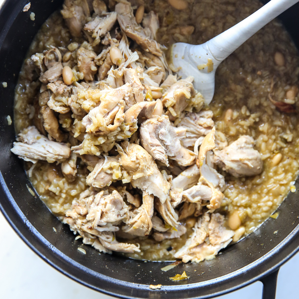 Shredded chicken stew in a black pot