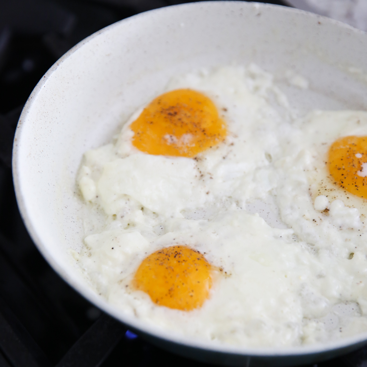 fried eggs in cream