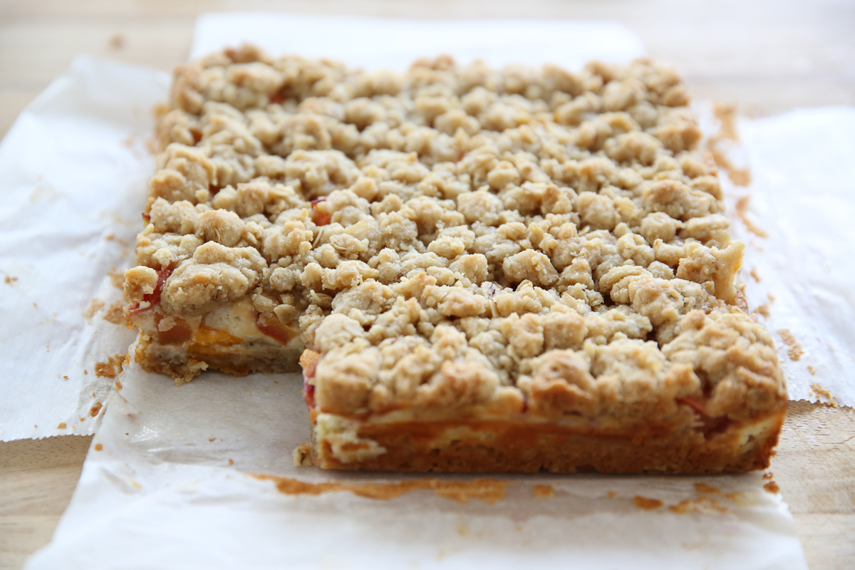 peach cheesecake crumble bars