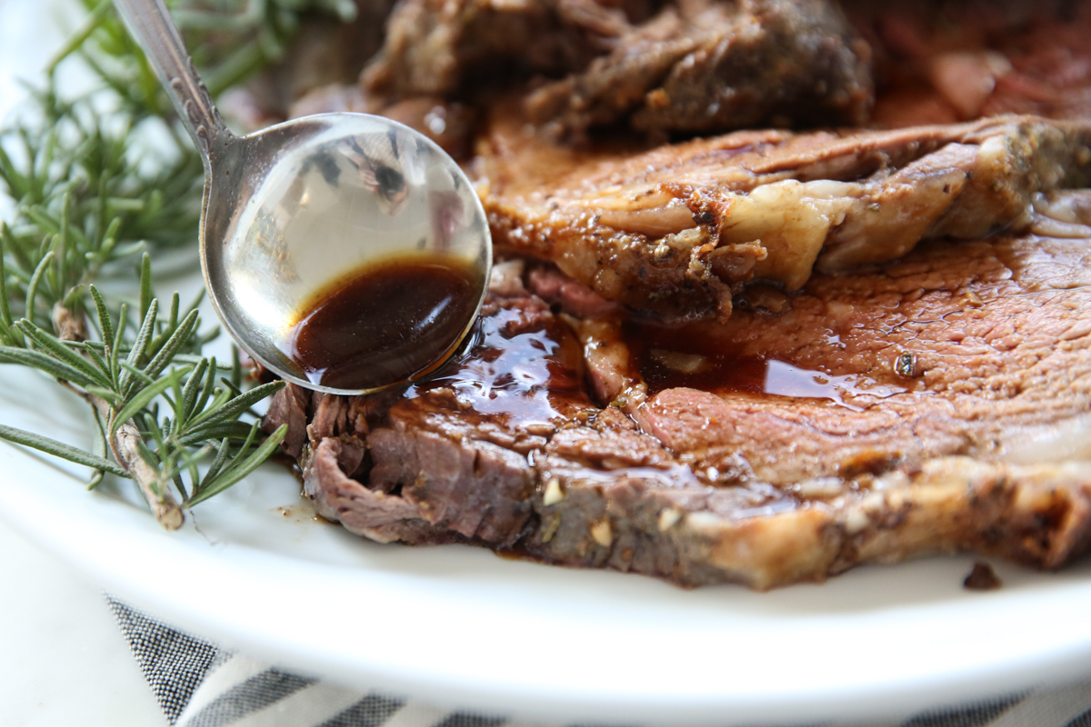 pouring au jus on prime rib